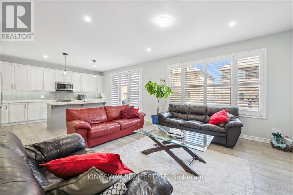 Photo 23 of 688 Kennedy Circle W, Milton ON