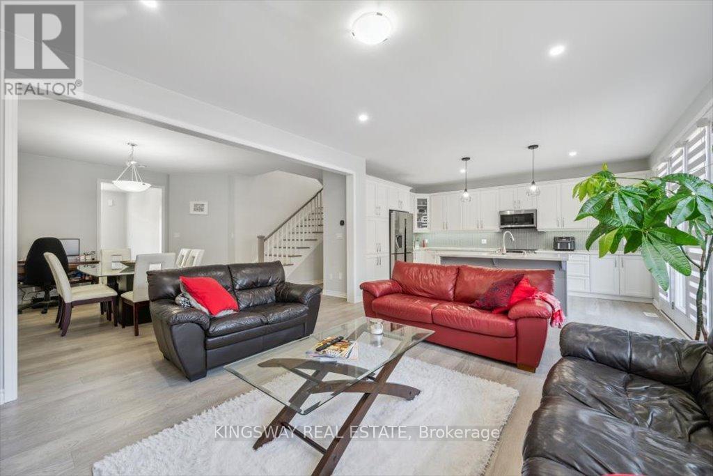 Photo 3 of 688 Kennedy Circle W, Milton ON