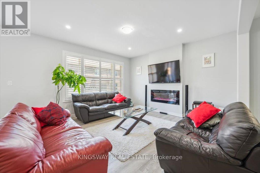 Photo 31 of 688 Kennedy Circle W, Milton ON