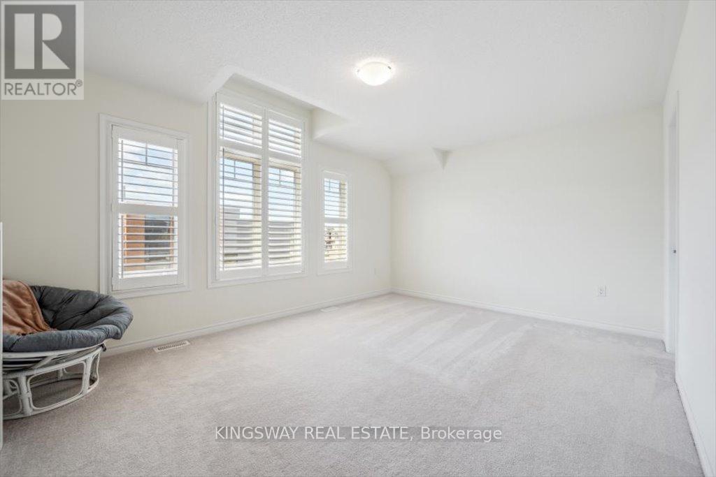 Photo 15 of 688 Kennedy Circle W, Milton ON