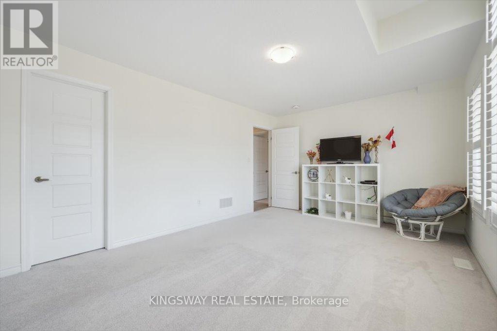 Photo 32 of 688 Kennedy Circle W, Milton ON