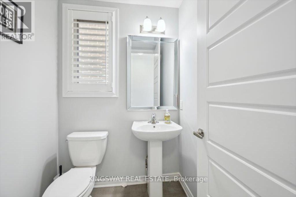Photo 17 of 688 Kennedy Circle W, Milton ON