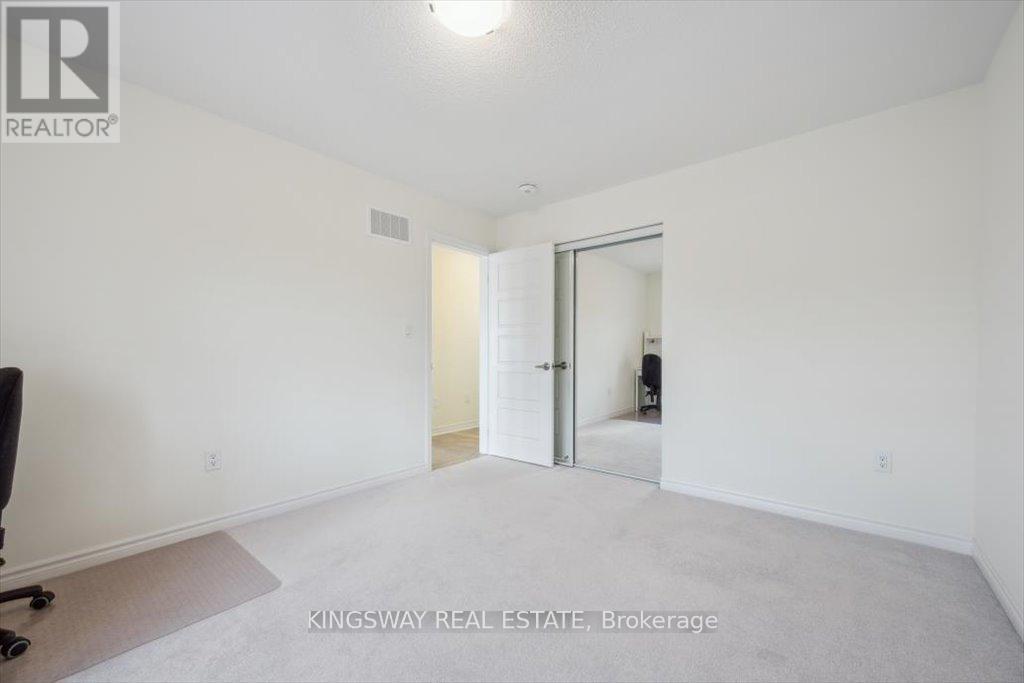 Photo 16 of 688 Kennedy Circle W, Milton ON