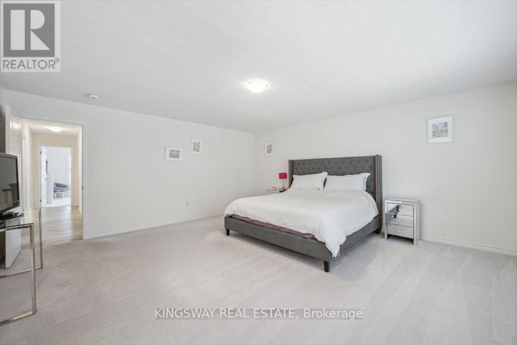 Photo 11 of 688 Kennedy Circle W, Milton ON