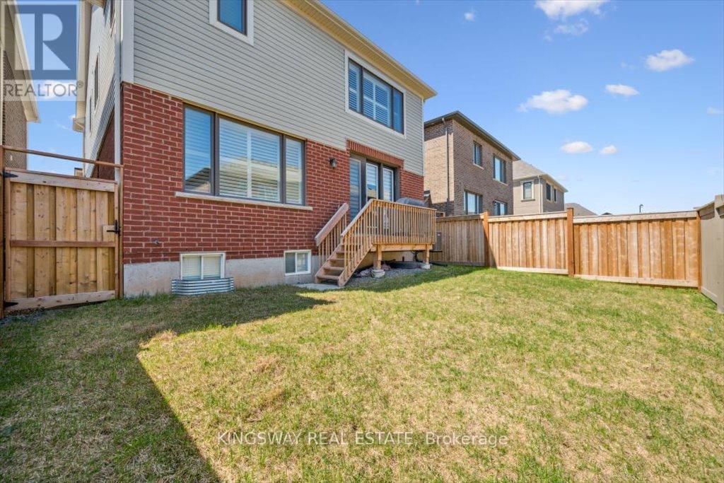 Photo 27 of 688 Kennedy Circle W, Milton ON