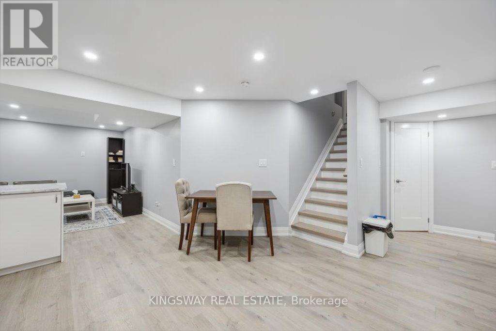 Photo 20 of 688 Kennedy Circle W, Milton ON