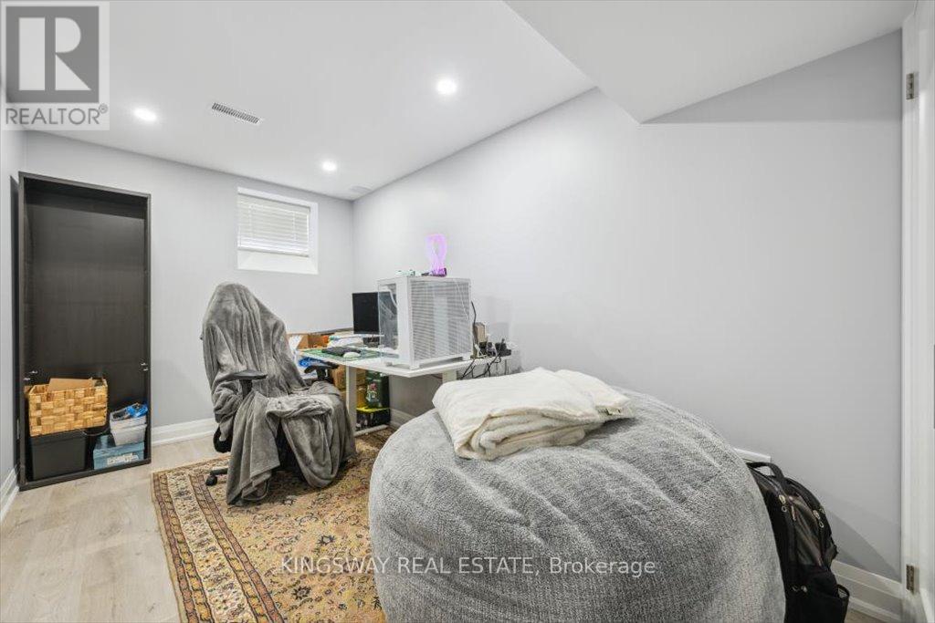 Photo 28 of 688 Kennedy Circle W, Milton ON