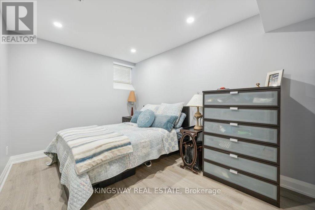 Photo 19 of 688 Kennedy Circle W, Milton ON