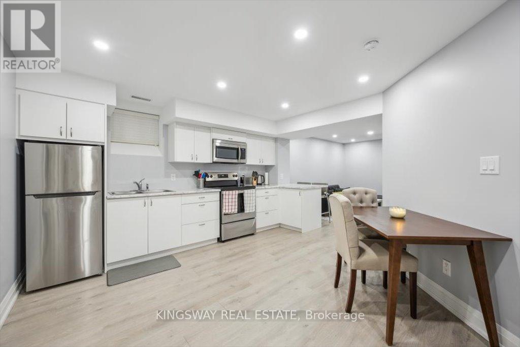 Photo 14 of 688 Kennedy Circle W, Milton ON