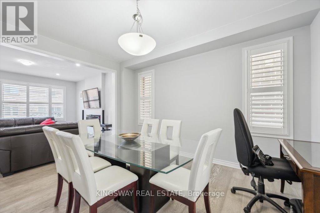 Photo 34 of 688 Kennedy Circle W, Milton ON