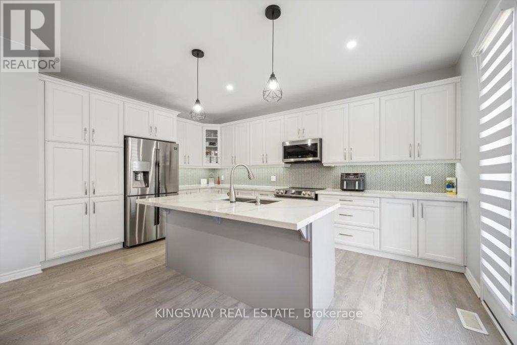 Photo 2 of 688 Kennedy Circle W, Milton ON