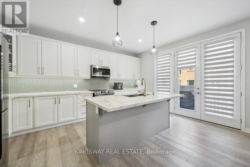 Photo 33 of 688 Kennedy Circle W, Milton ON