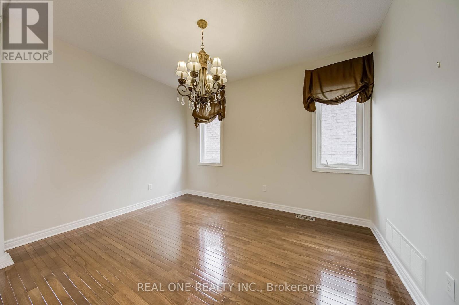 Photo 8 of 1418 Gulledge Trail, Oakville ON