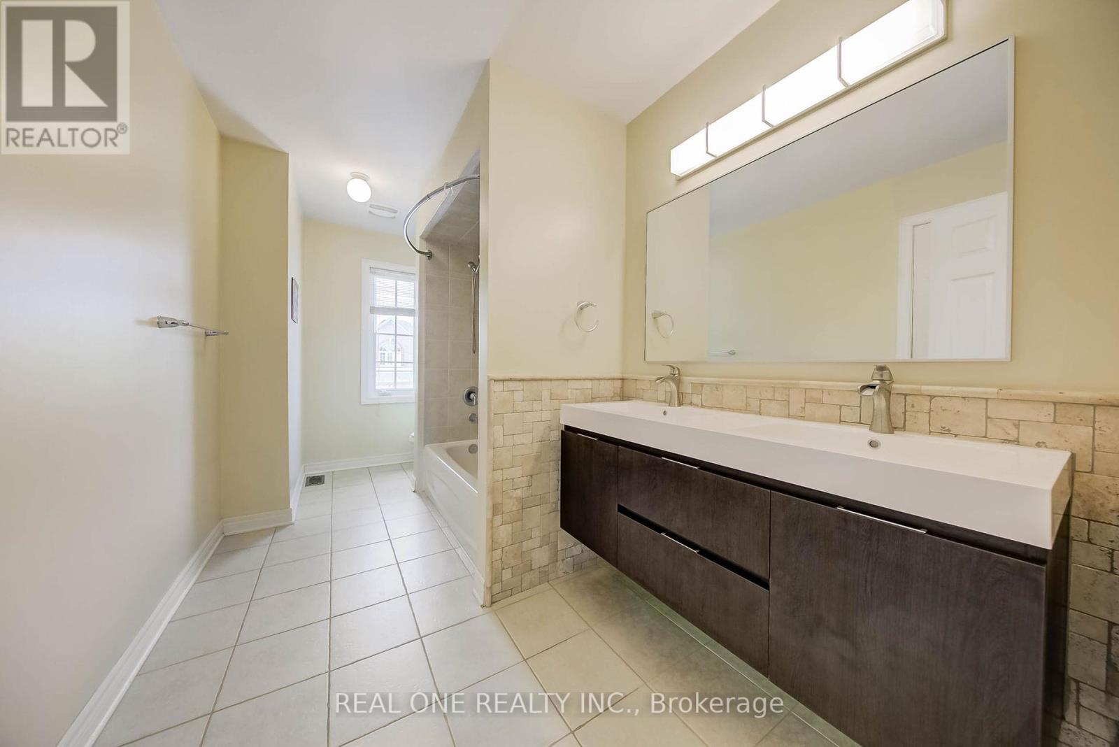 Photo 33 of 1418 Gulledge Trail, Oakville ON