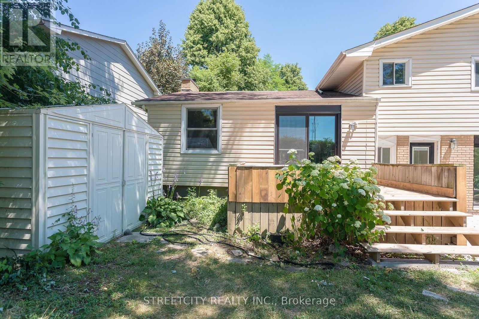 Photo 35 of 103 Friars Way, London North ON