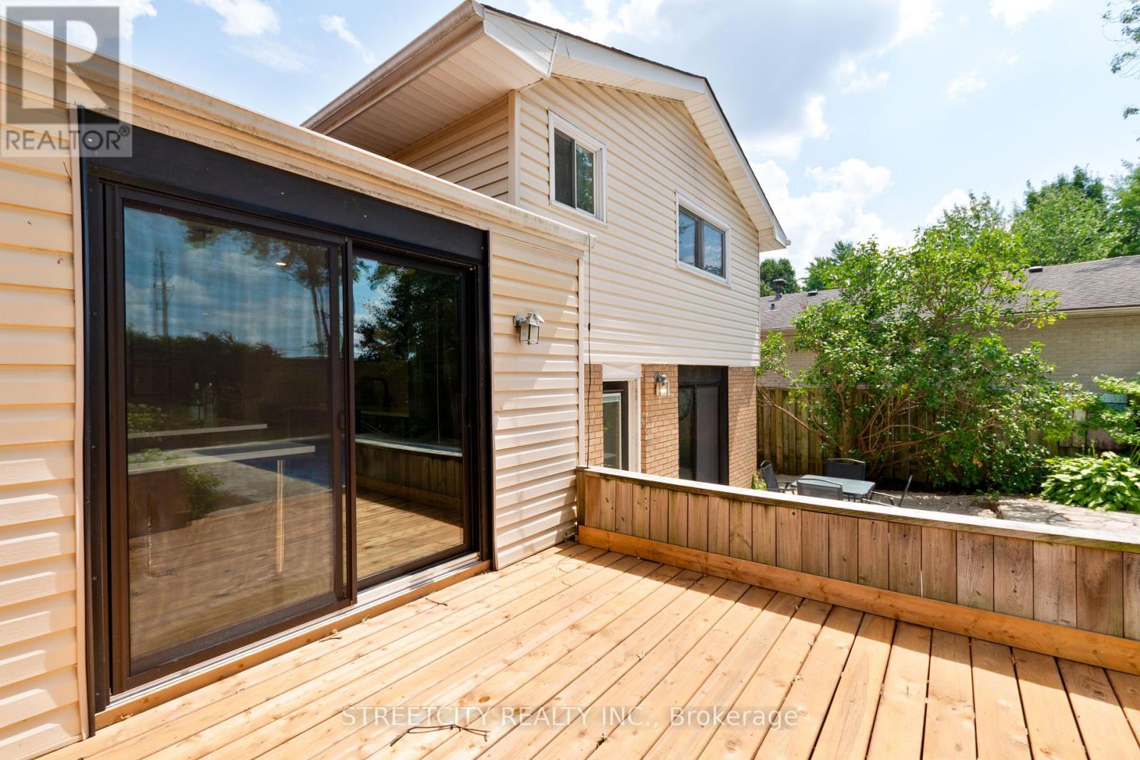 Photo 37 of 103 Friars Way, London North ON
