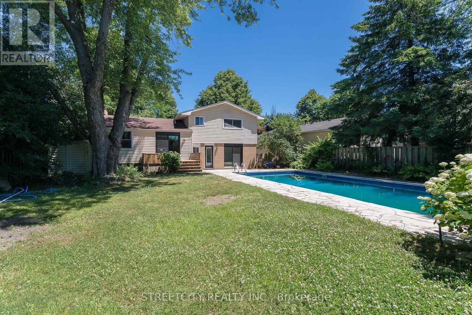 Photo 43 of 103 Friars Way, London North ON