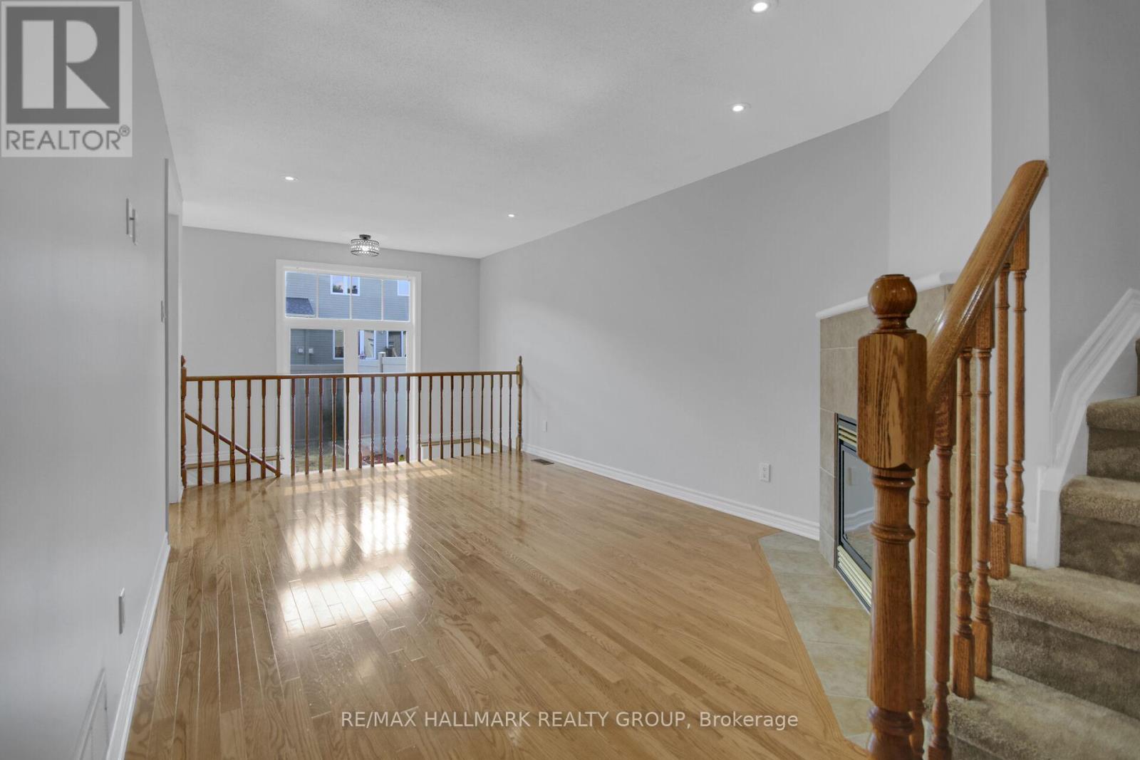 Photo 6 of 198 Tandalee Crescent, Ottawa ON