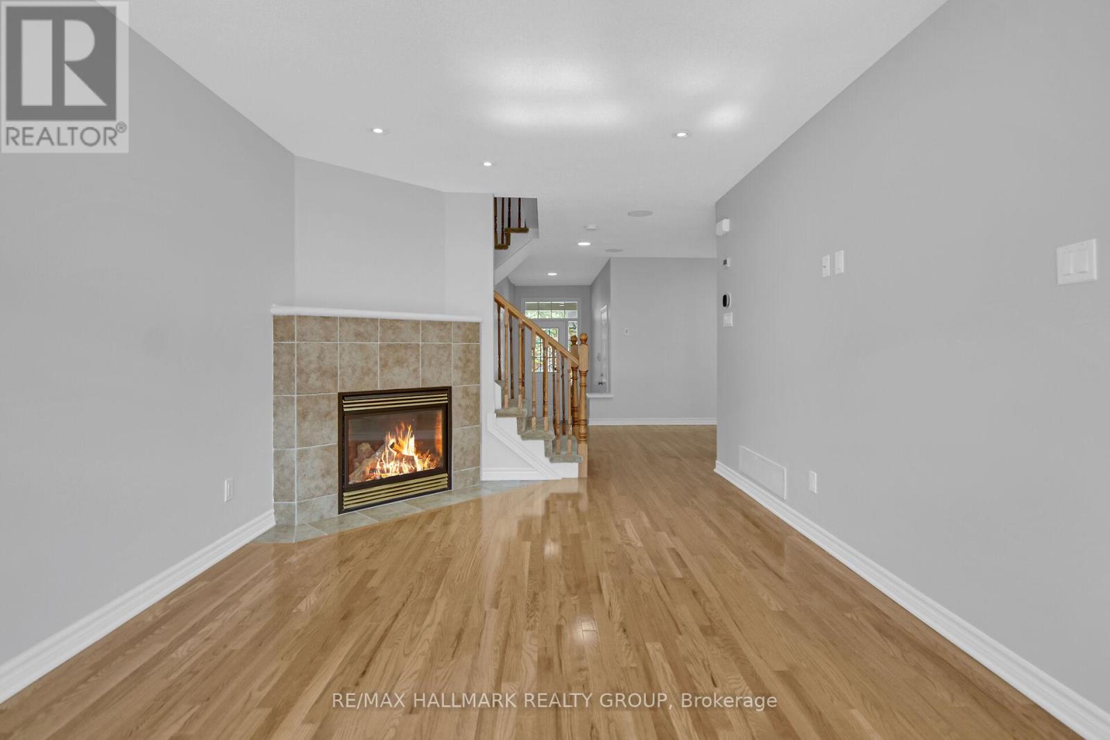 Photo 8 of 198 Tandalee Crescent, Ottawa ON