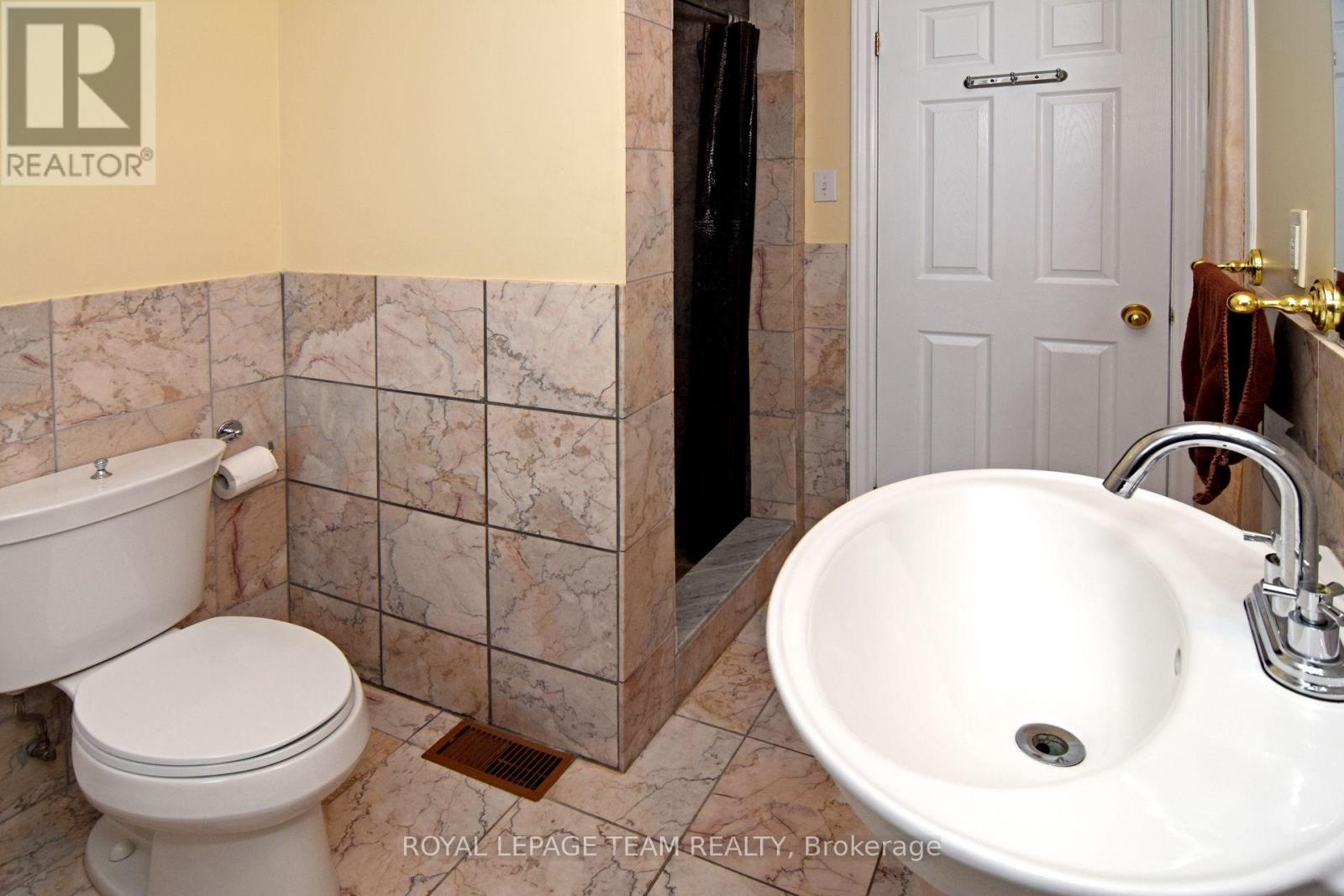 Photo 23 of 235 Cambridge Street N, Ottawa ON