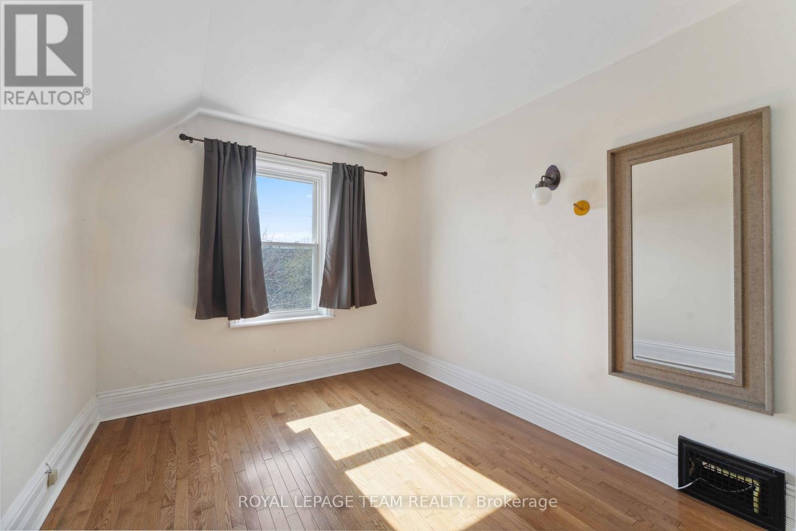 Photo 4 of 235 Cambridge Street N, Ottawa ON