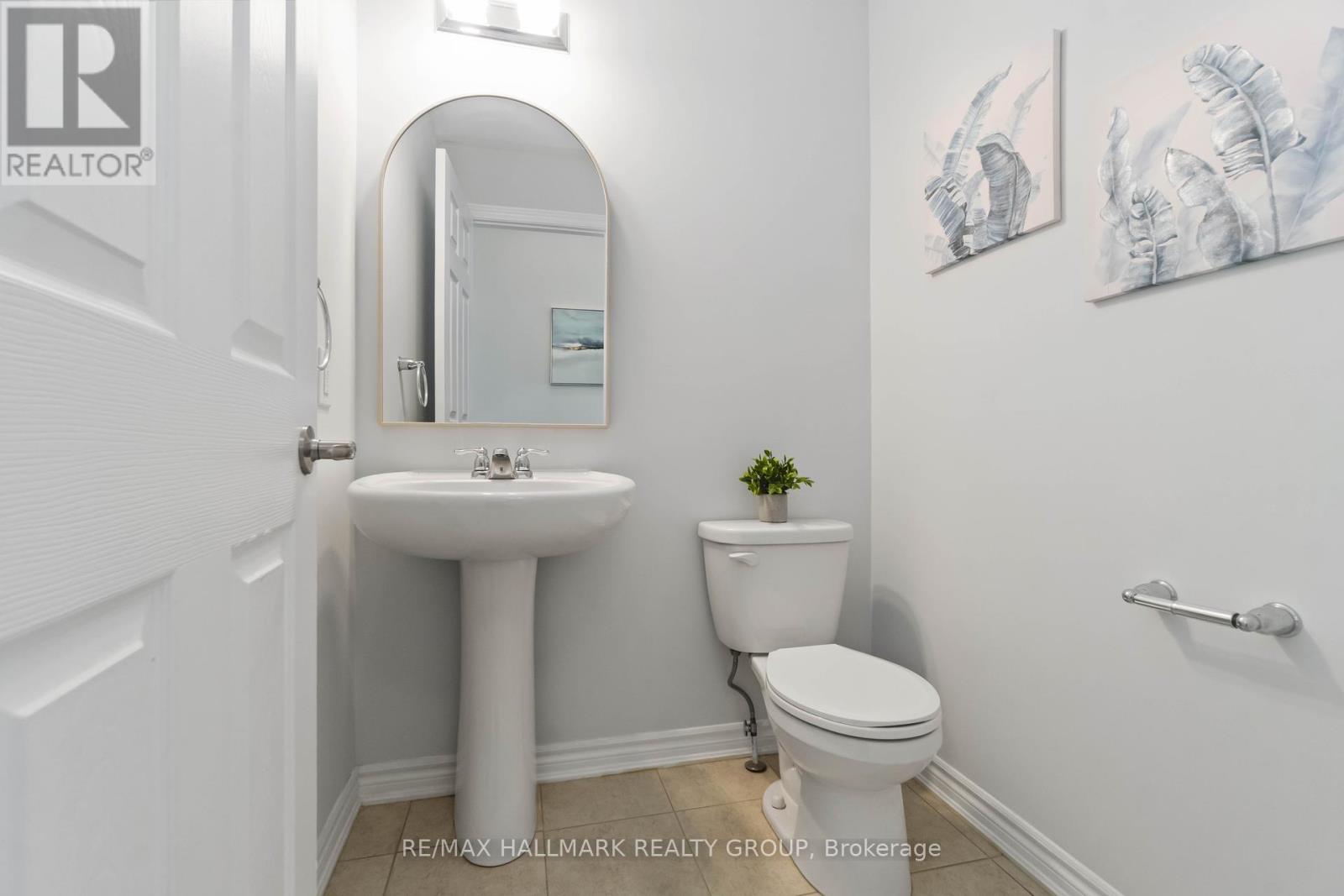 Photo 8 of 402 Edgevalley Court, Ottawa ON