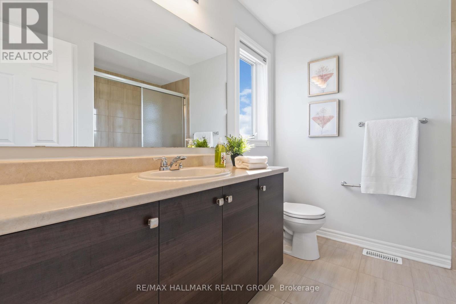 Photo 10 of 402 Edgevalley Court, Ottawa ON