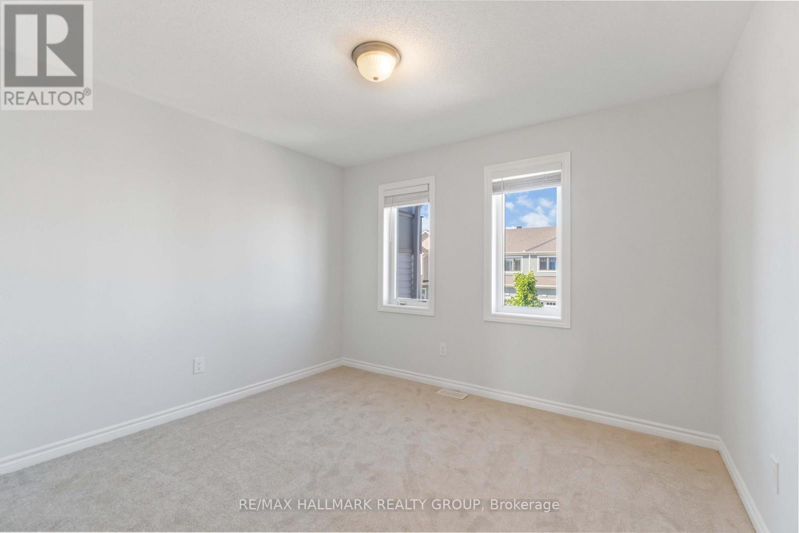 Photo 3 of 402 Edgevalley Court, Ottawa ON