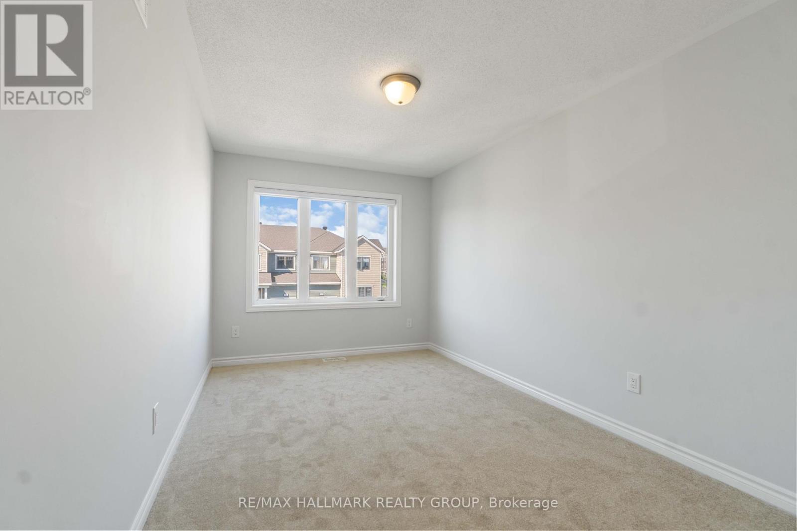 Photo 31 of 402 Edgevalley Court, Ottawa ON