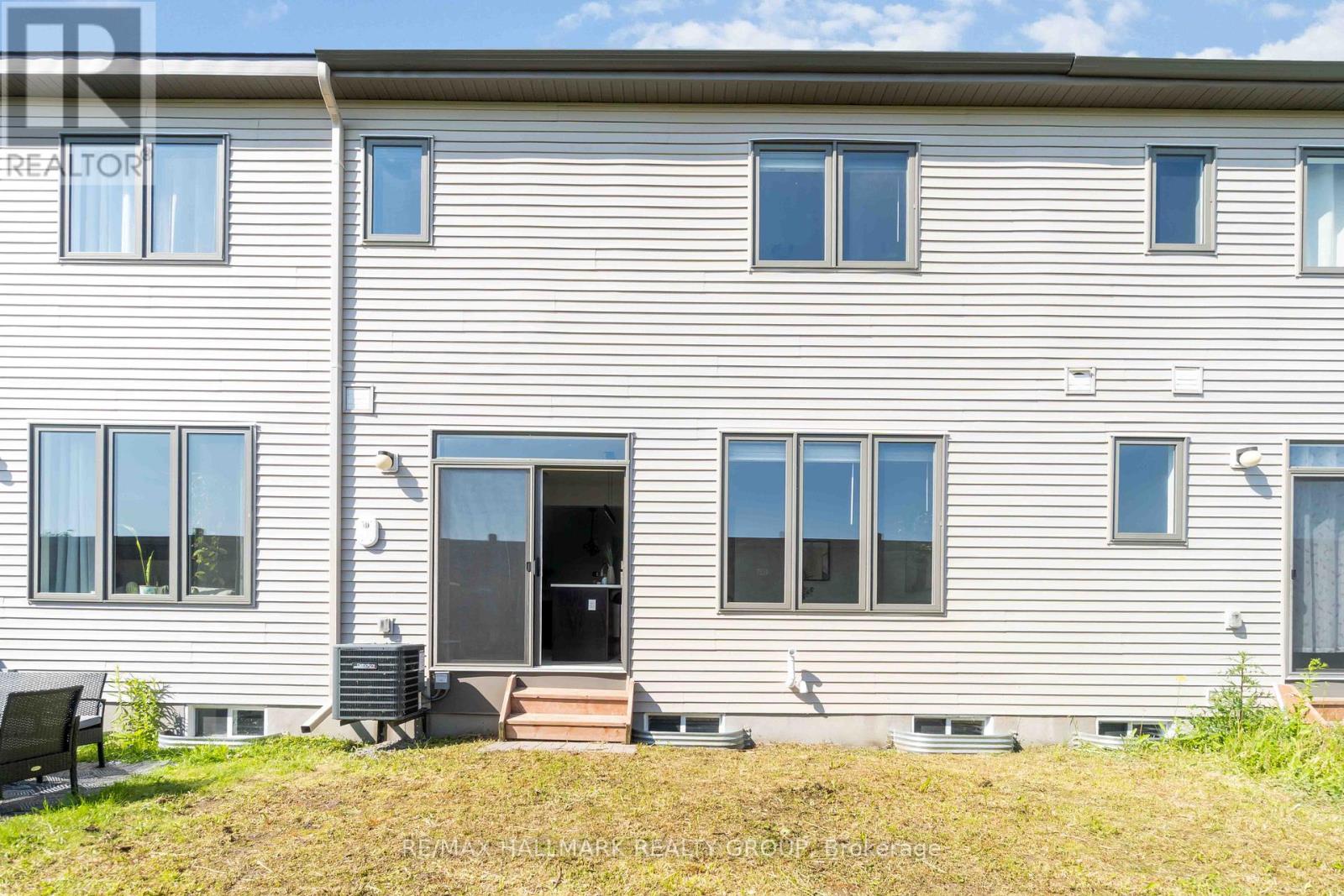 Photo 17 of 402 Edgevalley Court, Ottawa ON