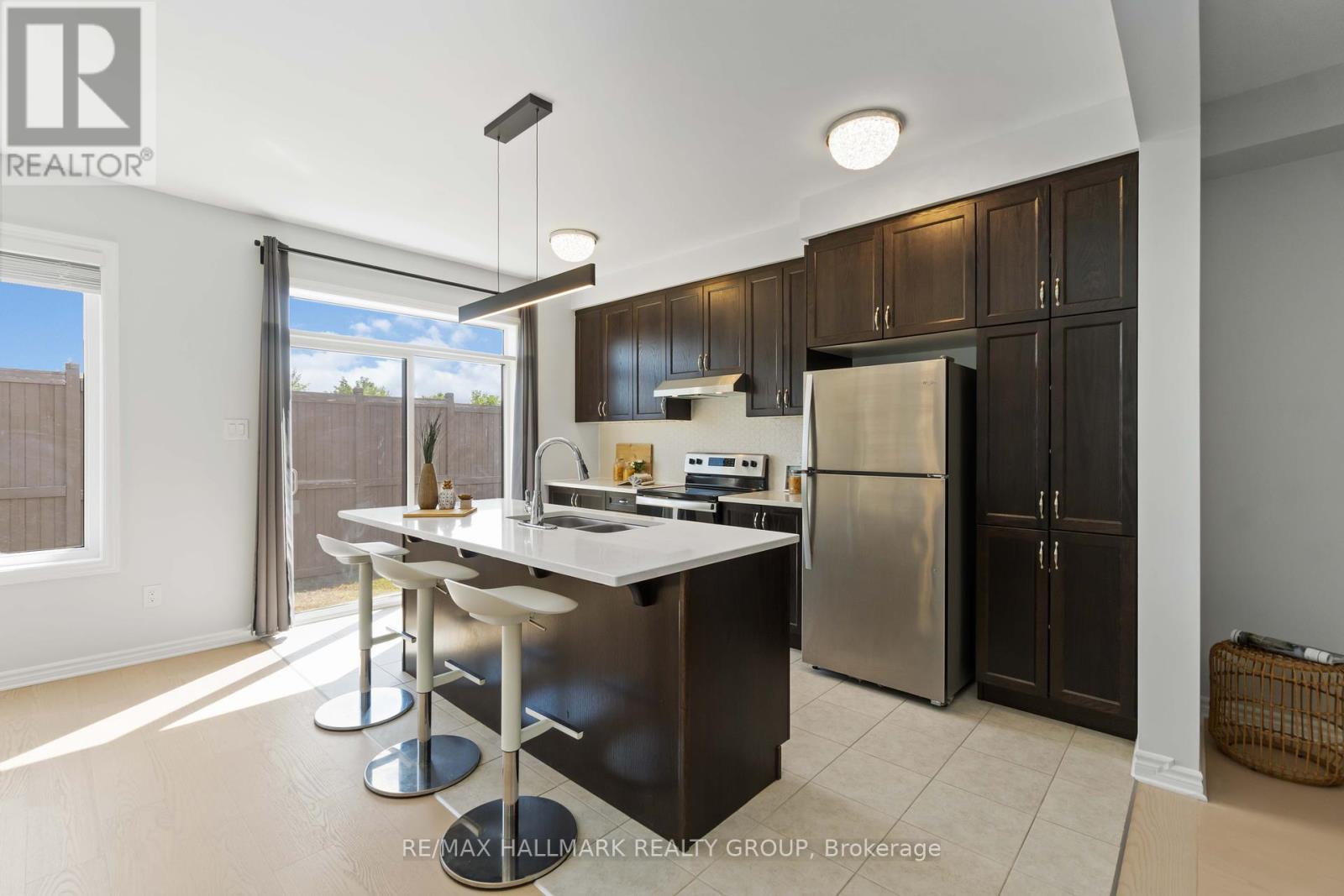 Photo 4 of 402 Edgevalley Court, Ottawa ON