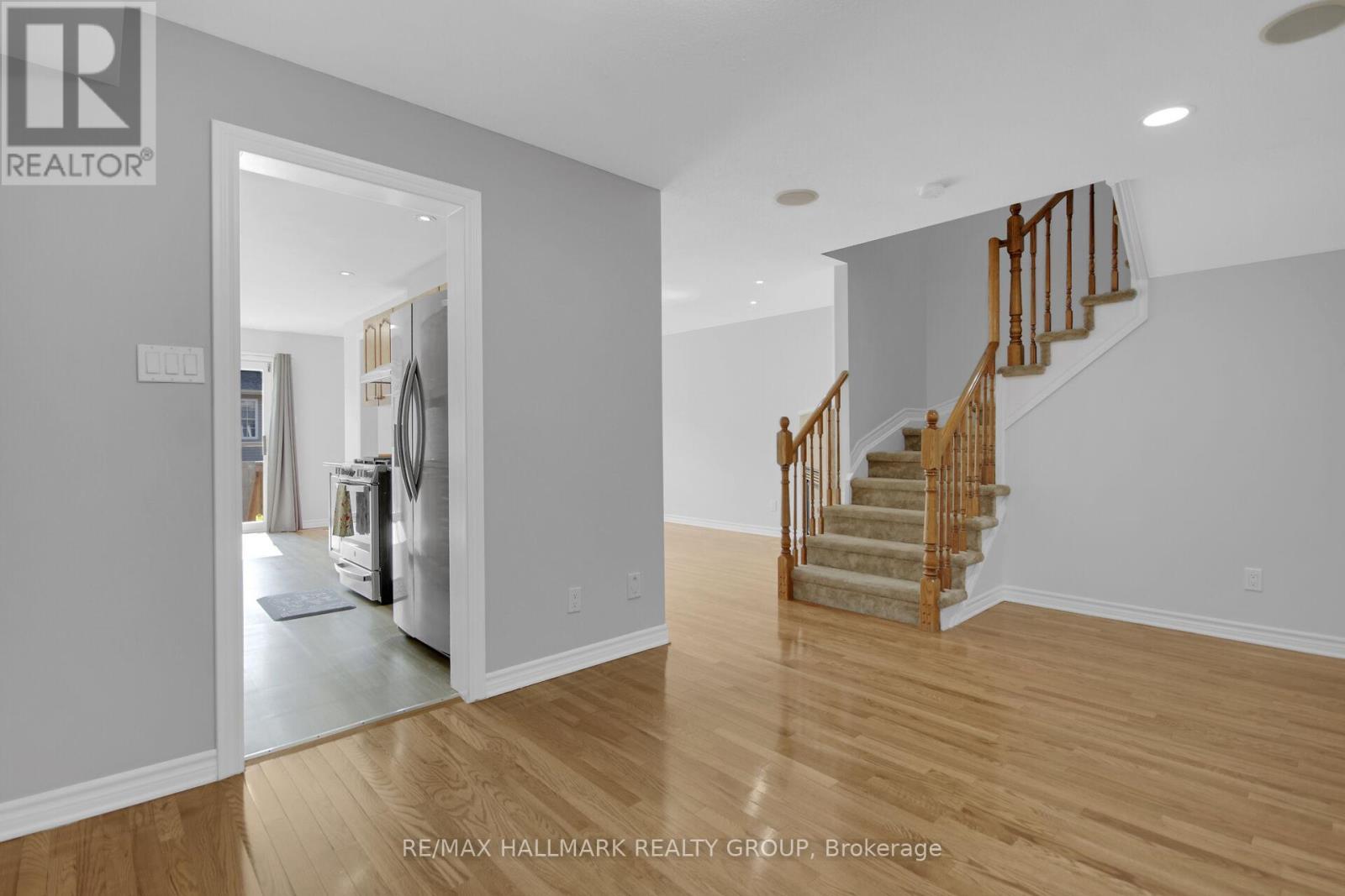 Photo 11 of 198 Tandalee Crescent, Ottawa ON
