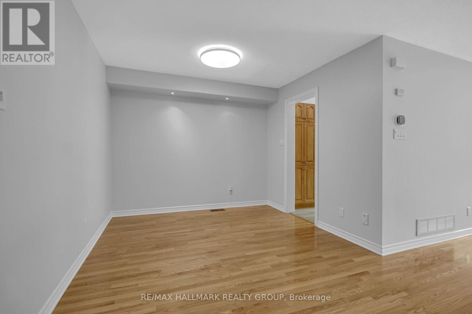 Photo 12 of 198 Tandalee Crescent, Ottawa ON