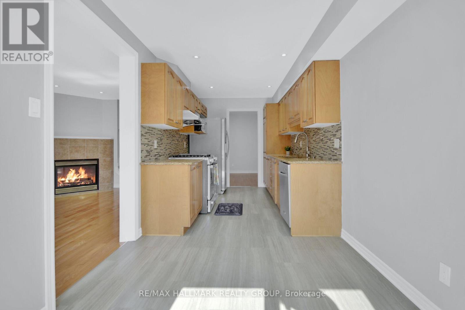 Photo 14 of 198 Tandalee Crescent, Ottawa ON
