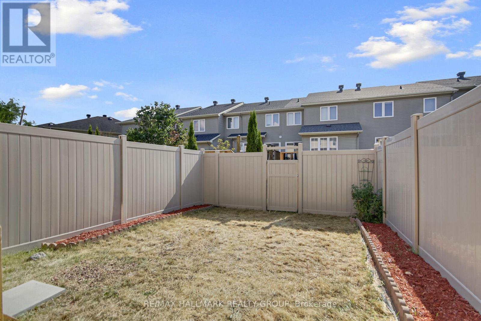 Photo 31 of 198 Tandalee Crescent, Ottawa ON
