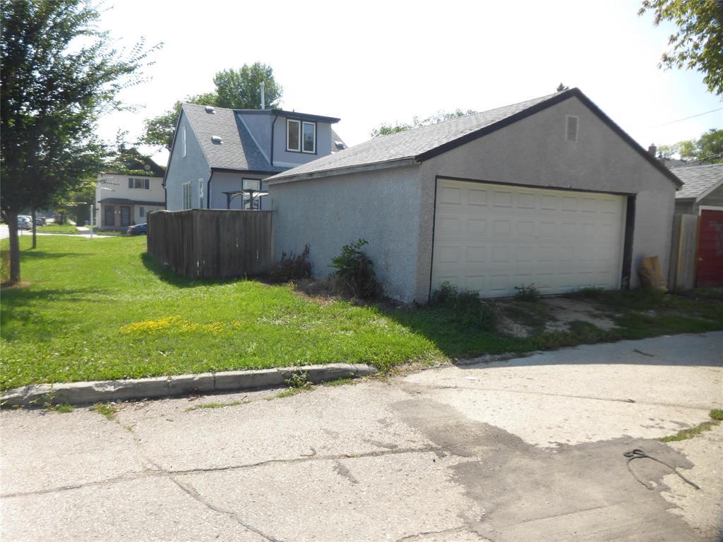 Photo 4 of 415 Bannerman Avenue, Winnipeg MB
