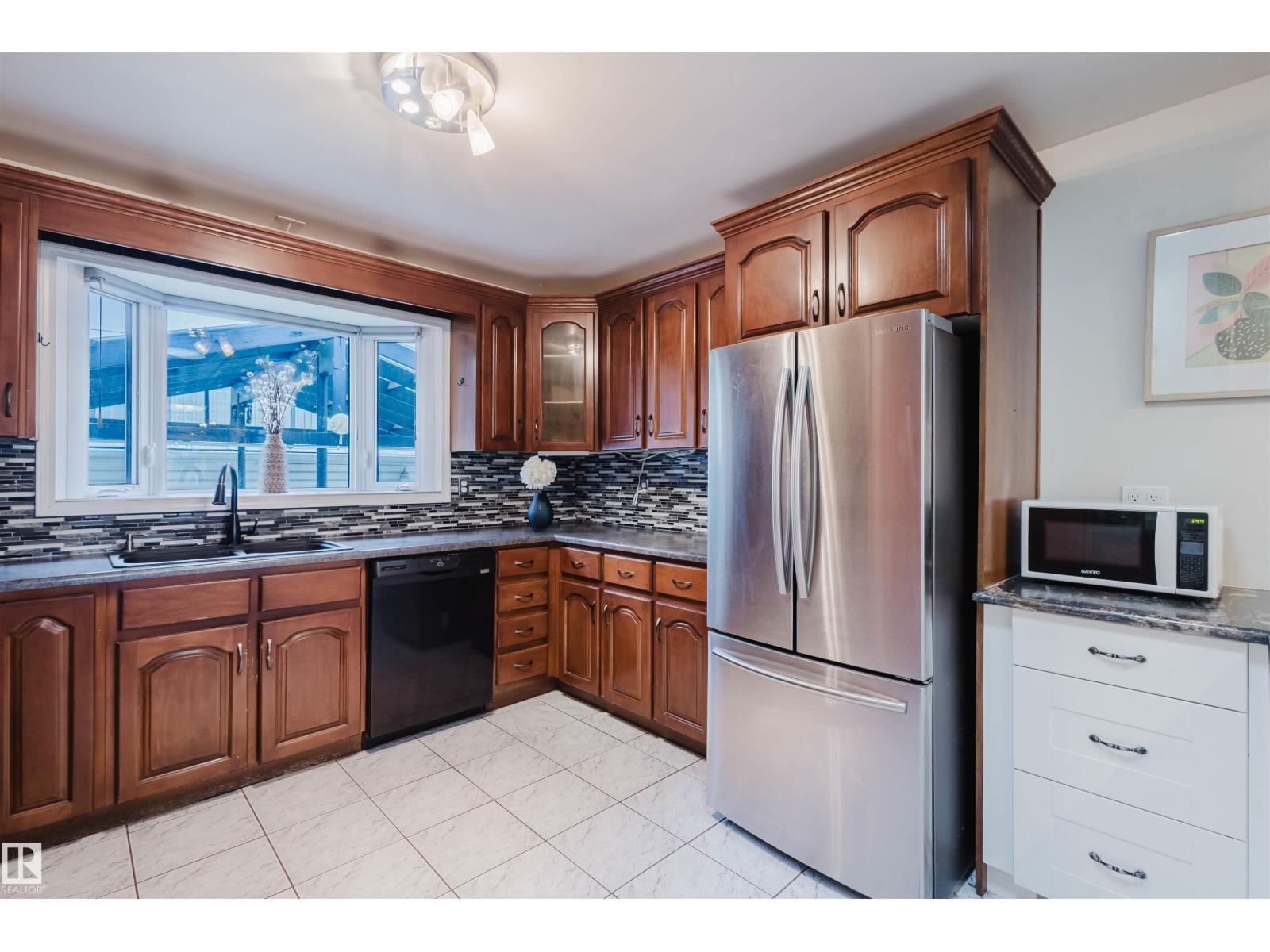 Photo 10 of 4616 111 A St Nw, Edmonton AB