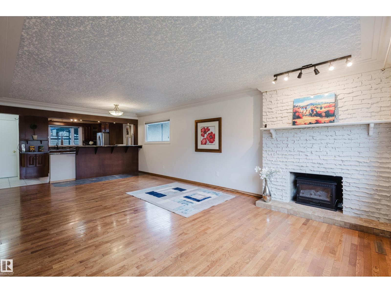 Photo 3 of 4616 111 A St Nw, Edmonton AB