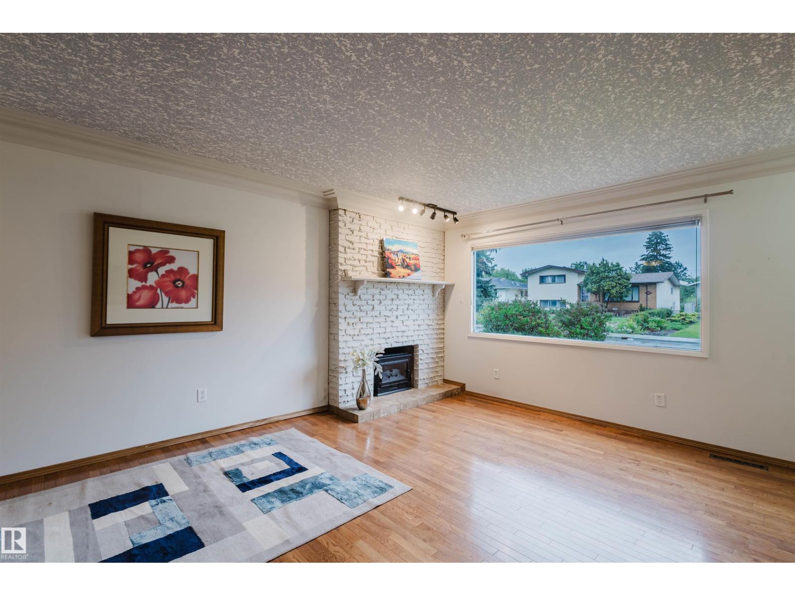 Photo 7 of 4616 111 A St Nw, Edmonton AB