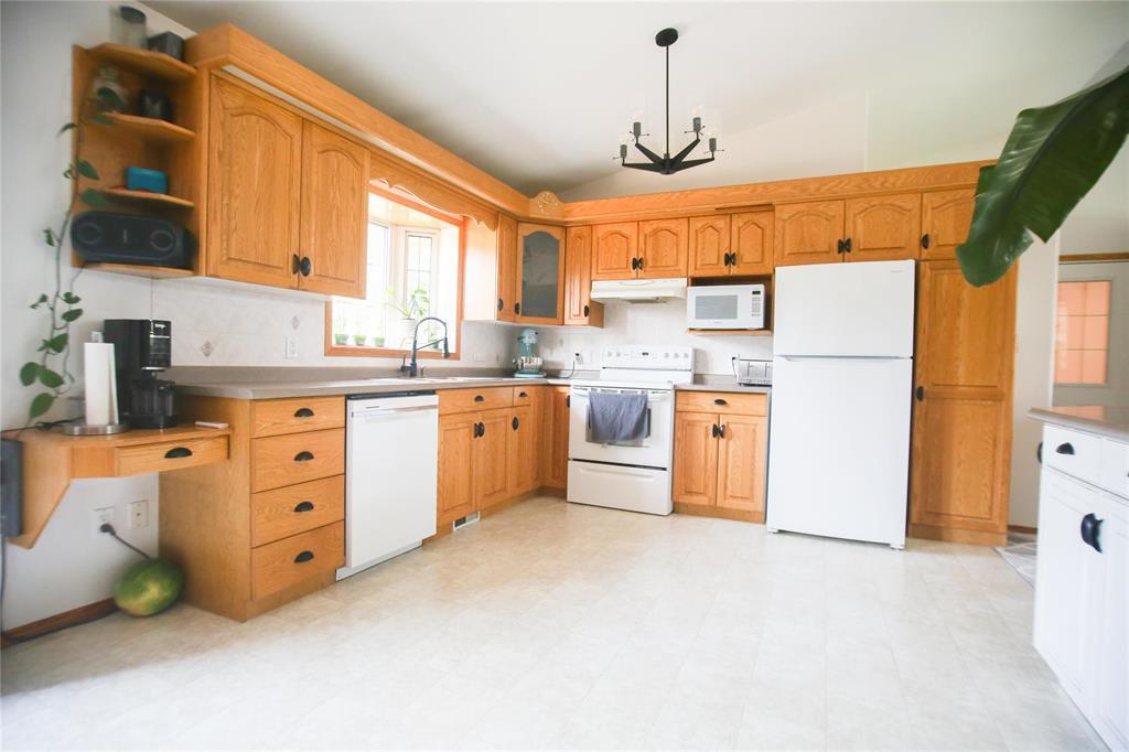 Photo 14 of 112 Cranberry Road, Mitchell MB