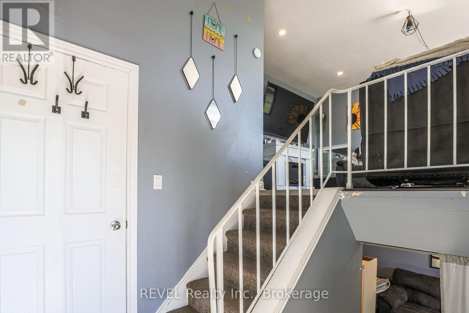 Photo 3 of 28 Dodds Court, Fort Erie ON