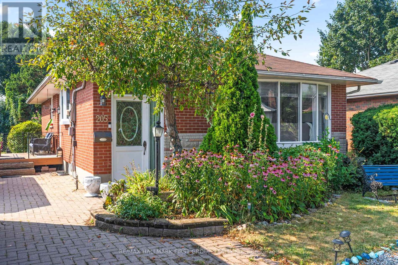 Photo 2 of 205 Saint Peter Street, Whitby ON