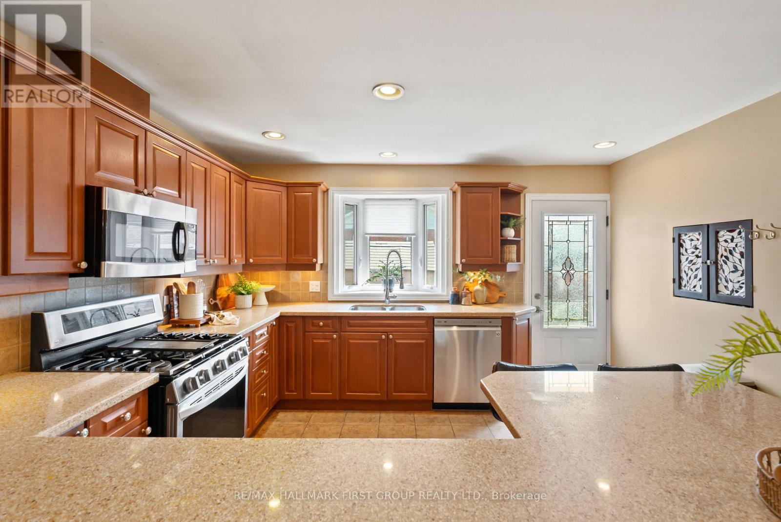 Photo 4 of 205 Saint Peter Street, Whitby ON