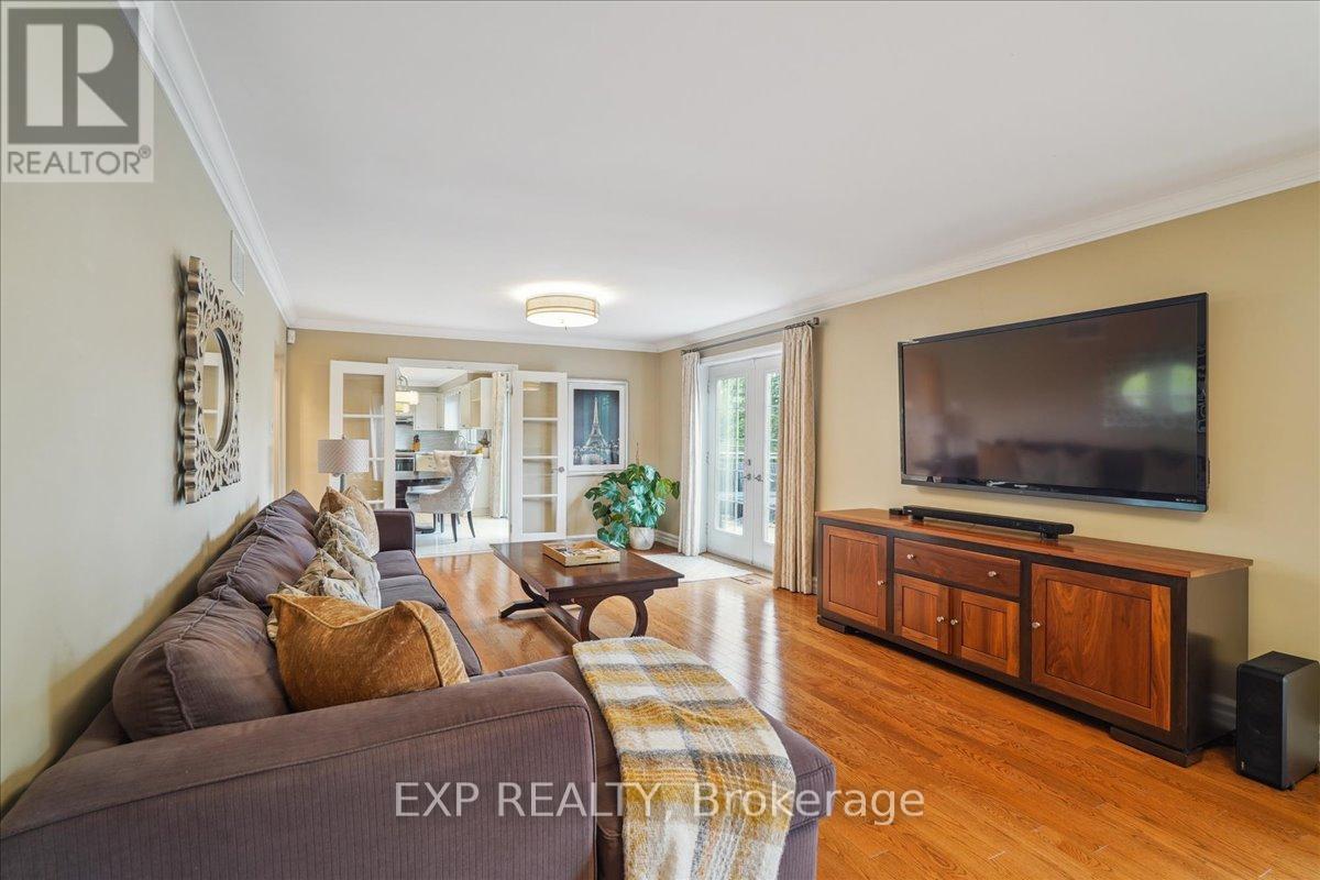 Photo 17 of 71 Manitou Drive, King ON