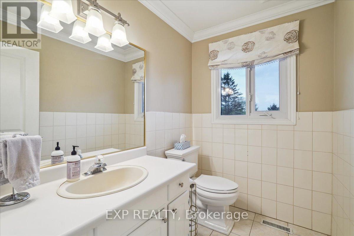 Photo 23 of 71 Manitou Drive, King ON