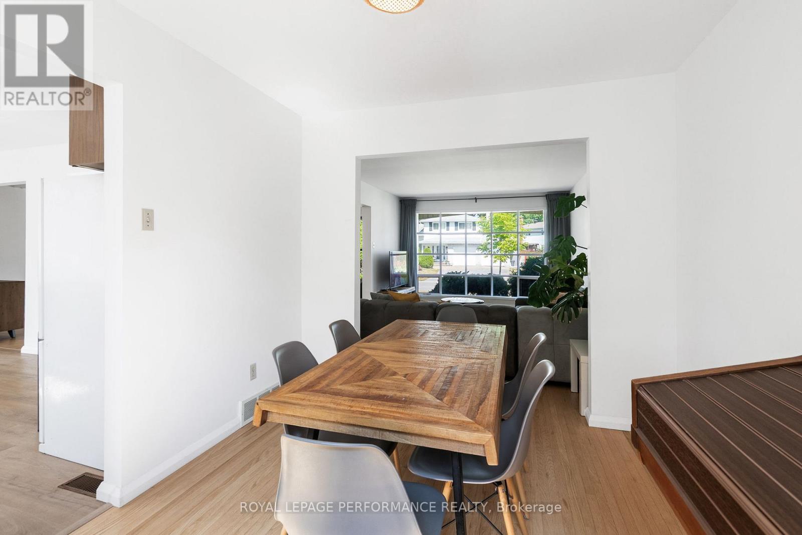 Photo 25 of 33 Woodview Crescent, Ottawa ON
