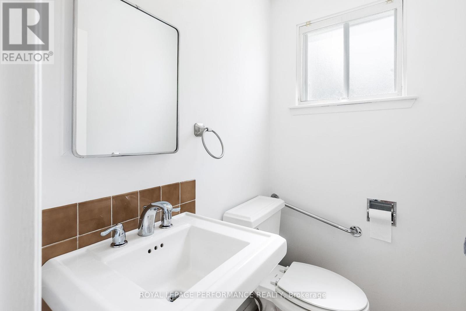 Photo 14 of 33 Woodview Crescent, Ottawa ON