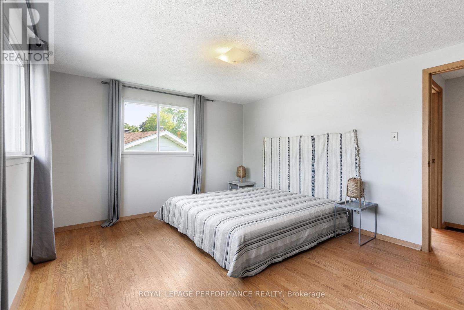 Photo 21 of 33 Woodview Crescent, Ottawa ON