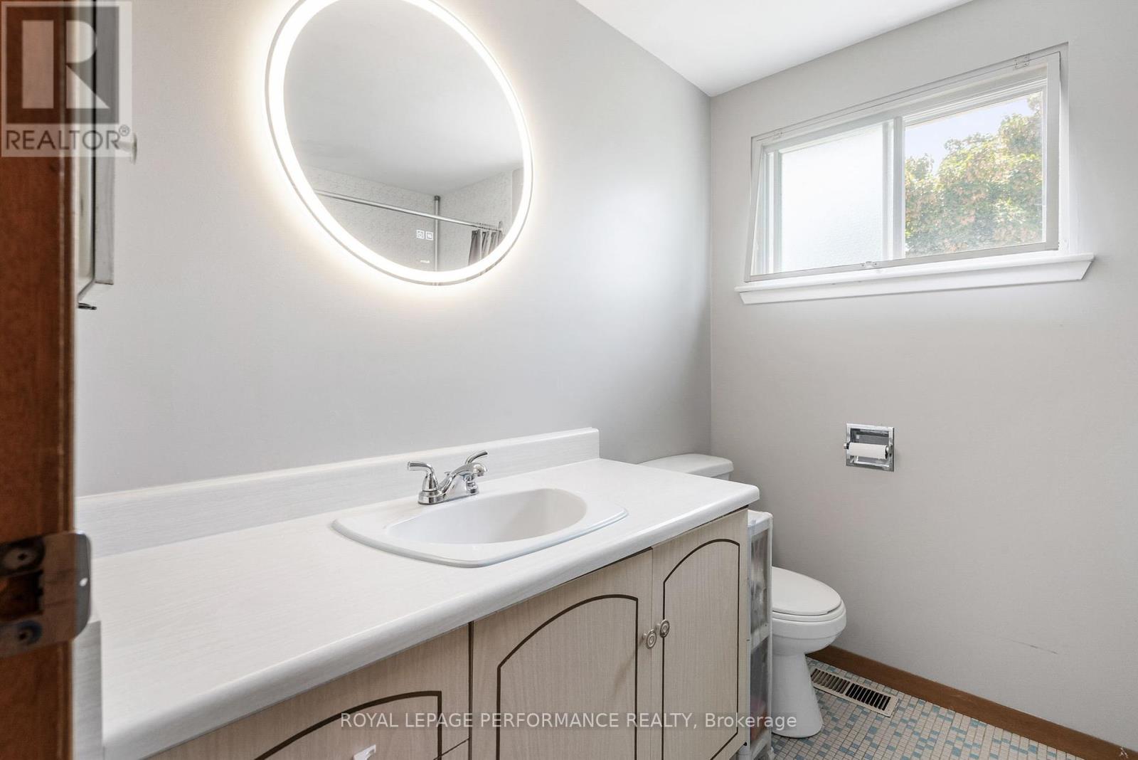 Photo 20 of 33 Woodview Crescent, Ottawa ON