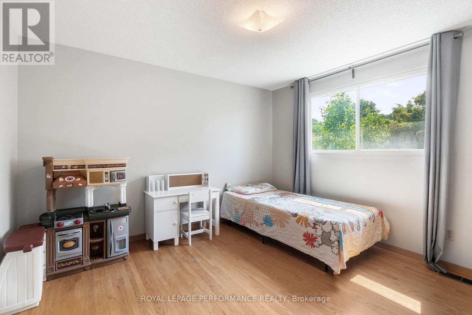 Photo 8 of 33 Woodview Crescent, Ottawa ON